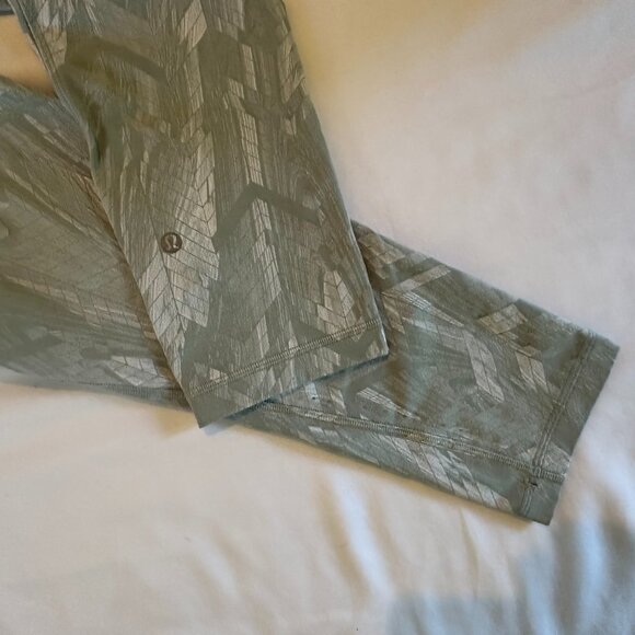 lululemon Swift Speed Crop w/ pockets - Sz 6 Reverberate Chevron Jacquard - Picture 5 of 6